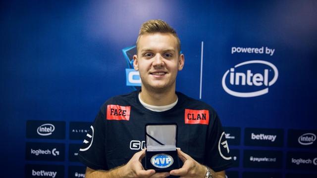 GALA 状态！Giggs 投中三分球， Meiko 带领团队冲向 Invictus Gaming 首先获得比赛点