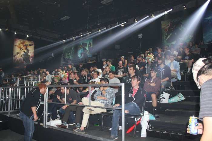 解说米勒参观拳头总部晒照：哎哟,看到两位熟人