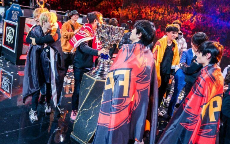 LPL 主持人席冉分享了2014 MSI决赛采访归还图片：再见成都，再见2025年的MSI
